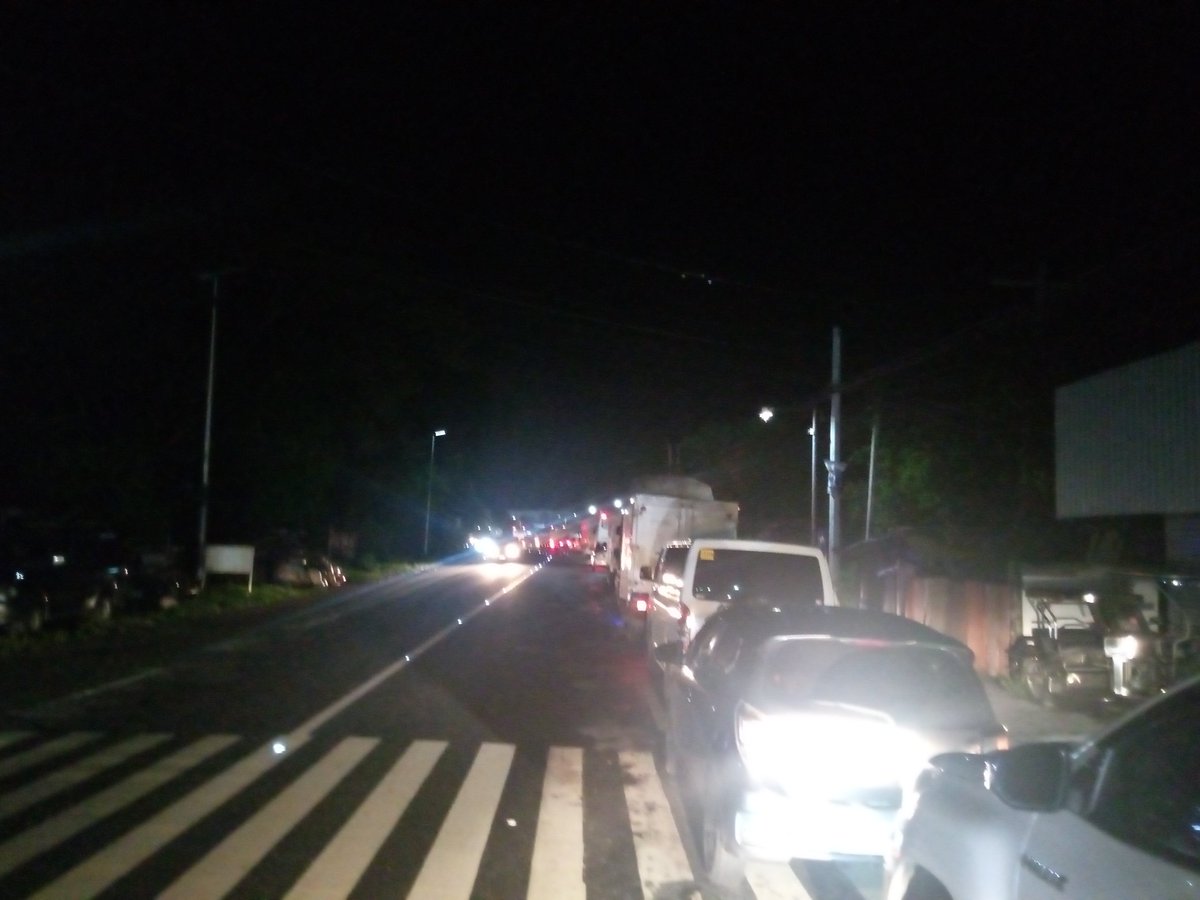 JakeGallardo7's tweet photo. @DOTrPH @ph_ports 5kms file up of buses tracks and private vehicles at Calapan Port Mindoro No warning from PPA @ABSCBNNews @gmanews @inquirerdotnet @rapplerdotcom @PhilstarNews @manilabulletin https://t.co/UbewK5wDgJ