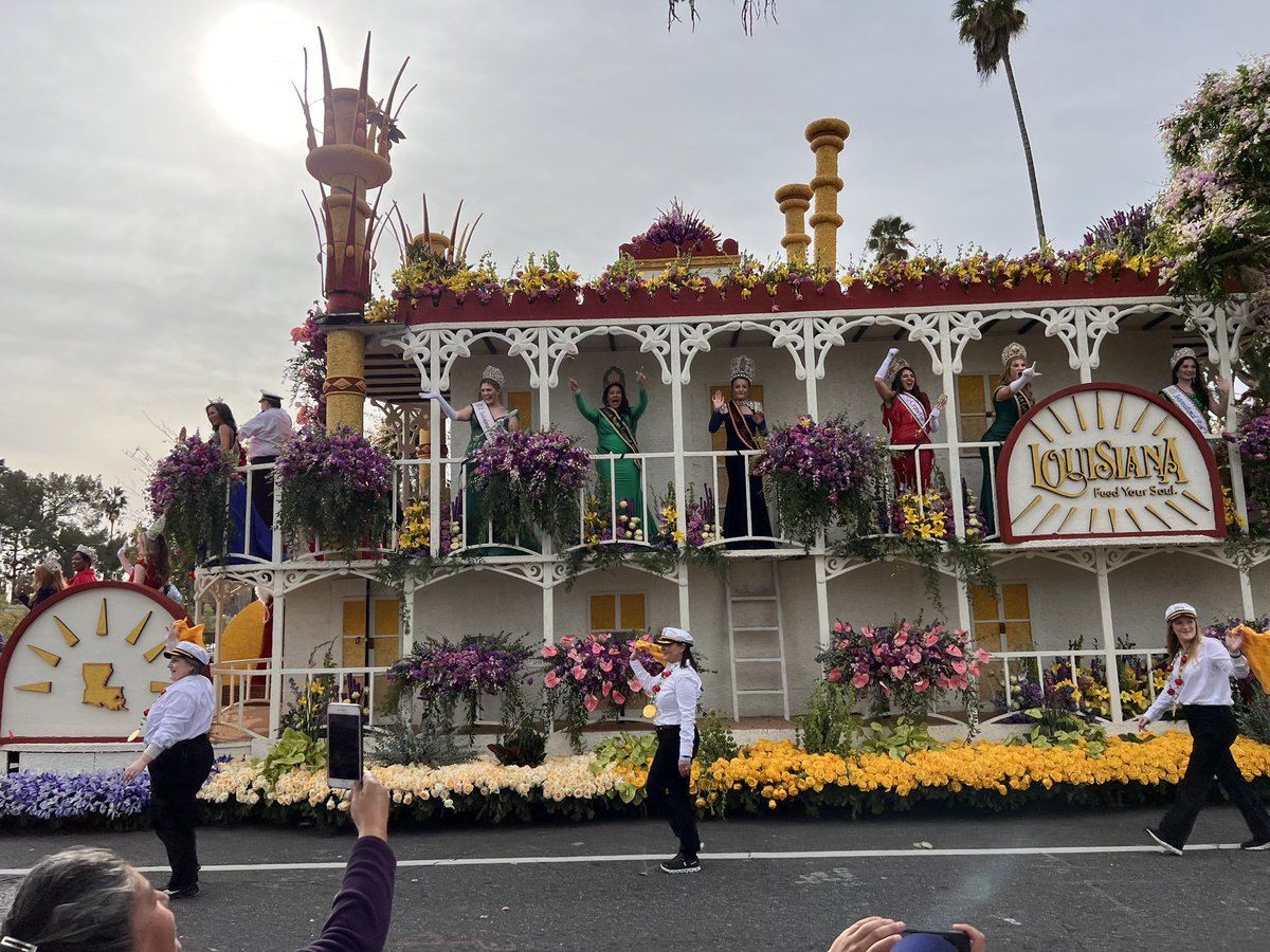 Feeling some summer #Flipfest vibes at the #RoseParade 🌹🎭