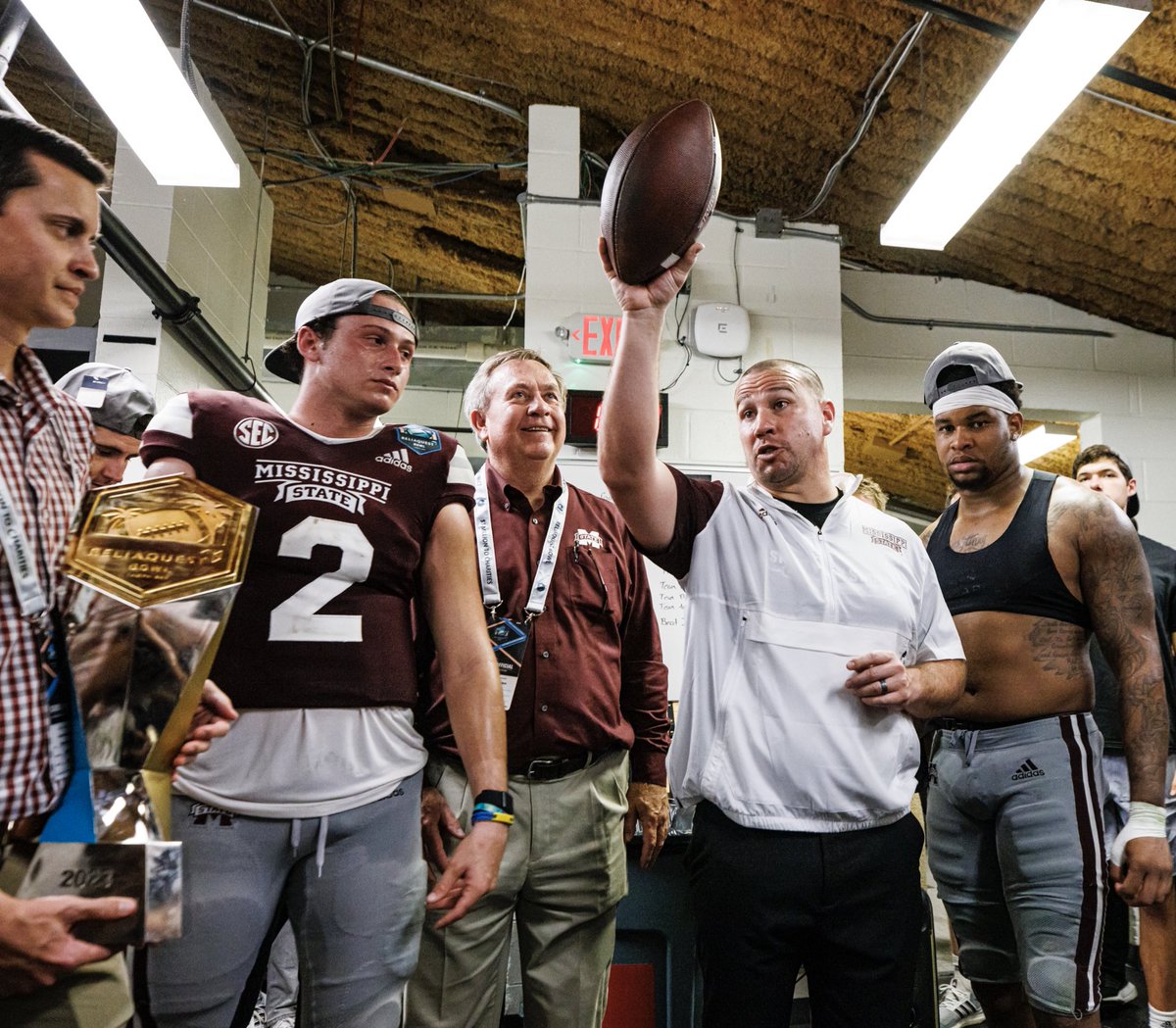 HailStateFB's tweet photo. Trophy Secured 🏆

#HailState🏴‍☠️ https://t.co/6W7IDcWuWH