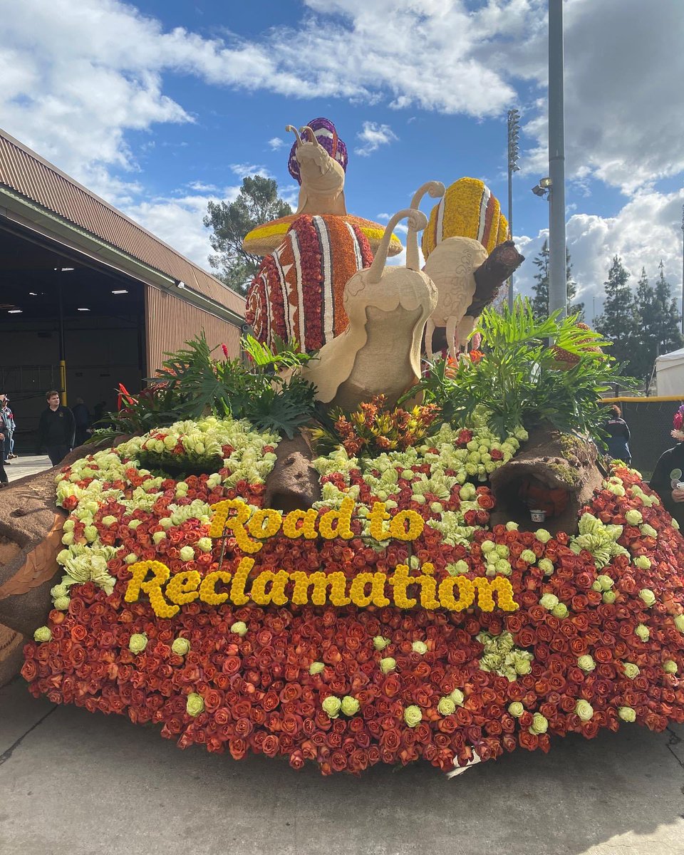 cpslotweets's tweet photo. We just got back from the #RoseParade and can confirm that roses really do smell like poo-poo-ooh. #HappyNewYear #college #calpoly https://t.co/xI9OBjuQxw