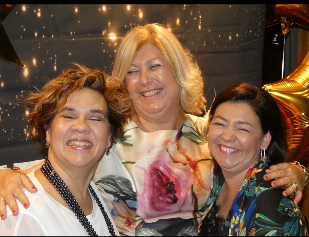 👑👑👑

Queridos reyes magos; este año hemos sido muyyyyy buenas ( aunque no lo parezca) por eso sólo queríamos deciros gracias por todo lo que nos trajisteis el año pasado y pedir para este:
*Parejazas brutales con ganas de darlo todo en su boda
*Proveeodores fantásti