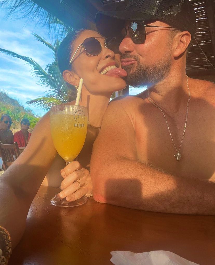 julianapaes's tweet photo. Tá todo mundo perguntando e eu também quero saber.. 

Alguém já beijou em 2023????
Eu já… ❤️ hahahahaha https://t.co/LlReSq8FHK