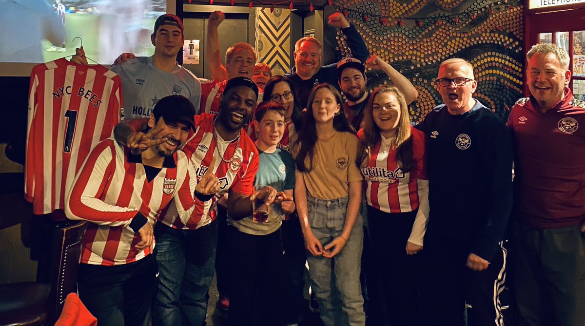 BrentfordFCnyc's tweet photo. NYC Bees (and our wonderful visiting contingent!) are ECSTATIC following the #BrentfordFC win over Liverpool! Great way to start the new year!!! #MyPLMorning 🐝 https://t.co/wfKLqGtF9t