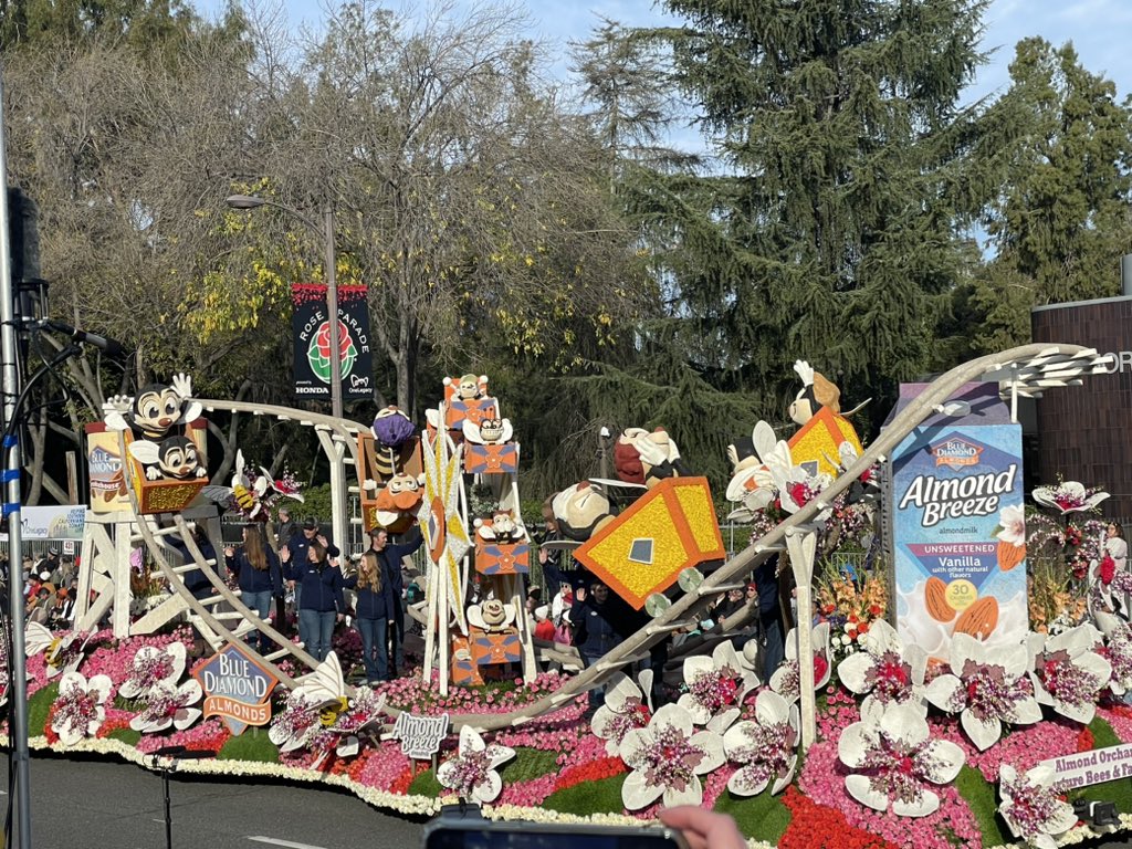 DeadlyDragoon's tweet photo. #RoseParade #RoseParade https://t.co/IPKOKizNtx
