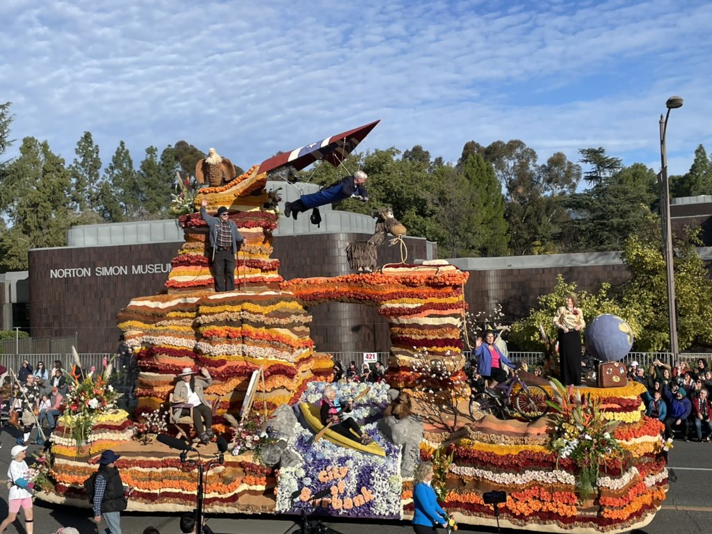 DeadlyDragoon's tweet photo. #RoseParade #RoseParade https://t.co/IPKOKizNtx