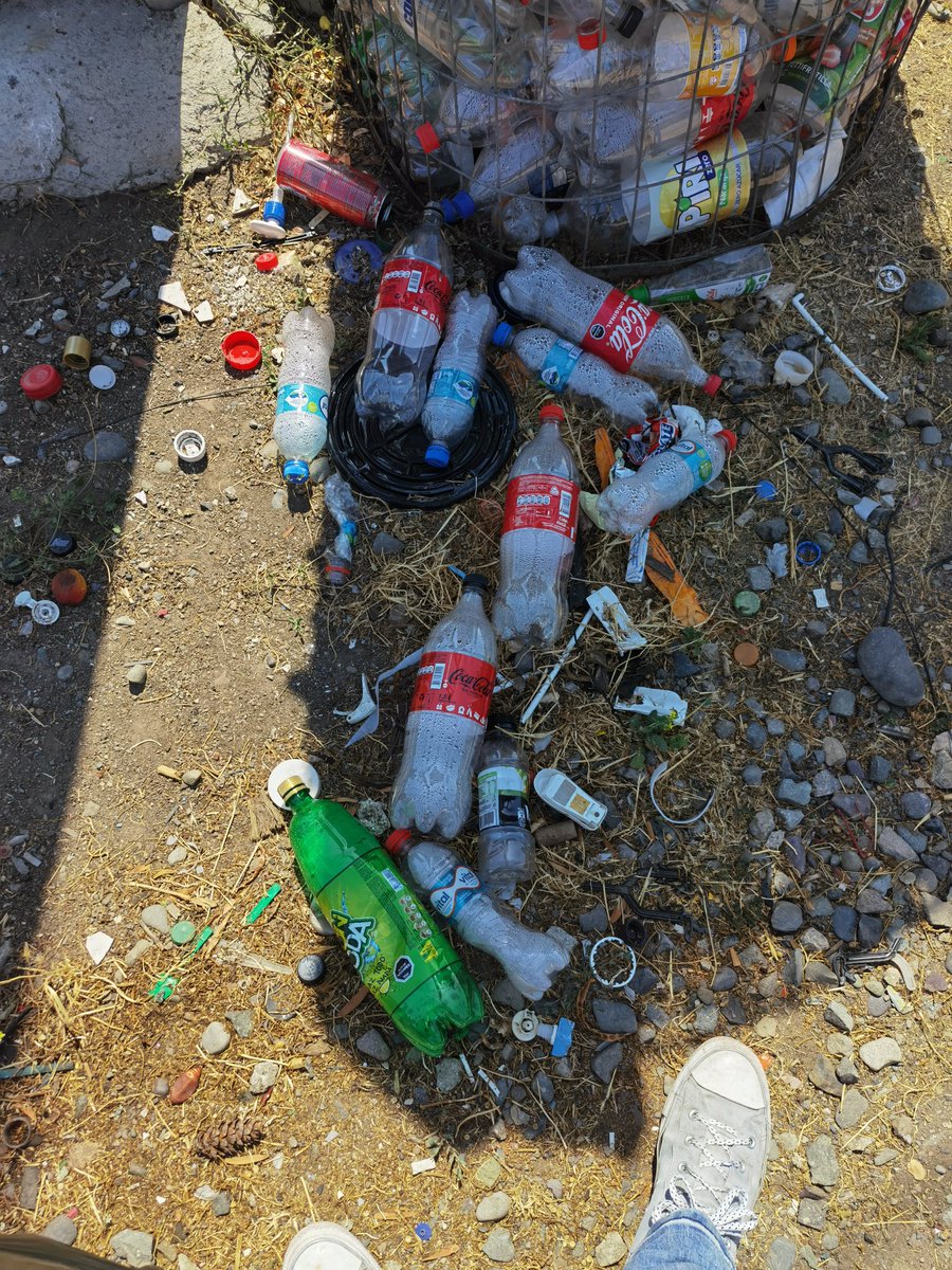 hernan_mh's tweet photo. @alcaldejrgodoy Pasaje Senador Florencio Durán. Hasta cuando soportamos esto? No autoricen más este tipo de contenedores, solo sirven para que nuestro pasaje se ensucie y las botellas vuelen por todos lados. @TVNREDOHIGGINS @Gtv https://t.co/V21asX8Dfq