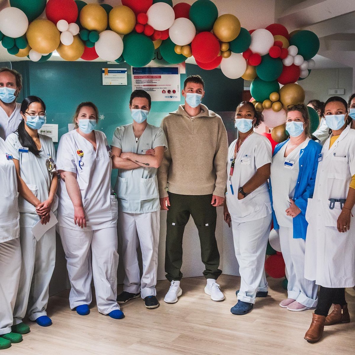 weareaida's tweet photo. Pour commencer l’année en beauté, on vous partage quelques photos de la visite surprise à @HopSaintLouis de notre super parrain, @BenPavard28 🥰
 Merci pour cet incroyable moment de partage avec les jeunes patients &amp; les soignants ! ❤️🤩
@ImmunoSLS @NicBoissel @nicolasrevel https://t.co/dzdsX7gy6k