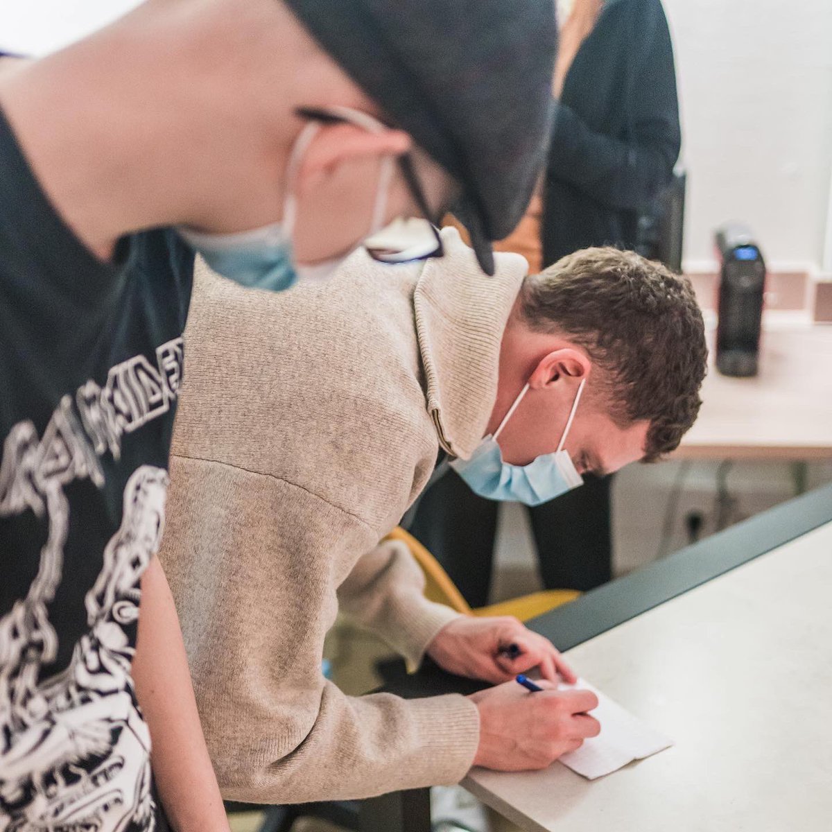 weareaida's tweet photo. Pour commencer l’année en beauté, on vous partage quelques photos de la visite surprise à @HopSaintLouis de notre super parrain, @BenPavard28 🥰
 Merci pour cet incroyable moment de partage avec les jeunes patients &amp; les soignants ! ❤️🤩
@ImmunoSLS @NicBoissel @nicolasrevel https://t.co/dzdsX7gy6k