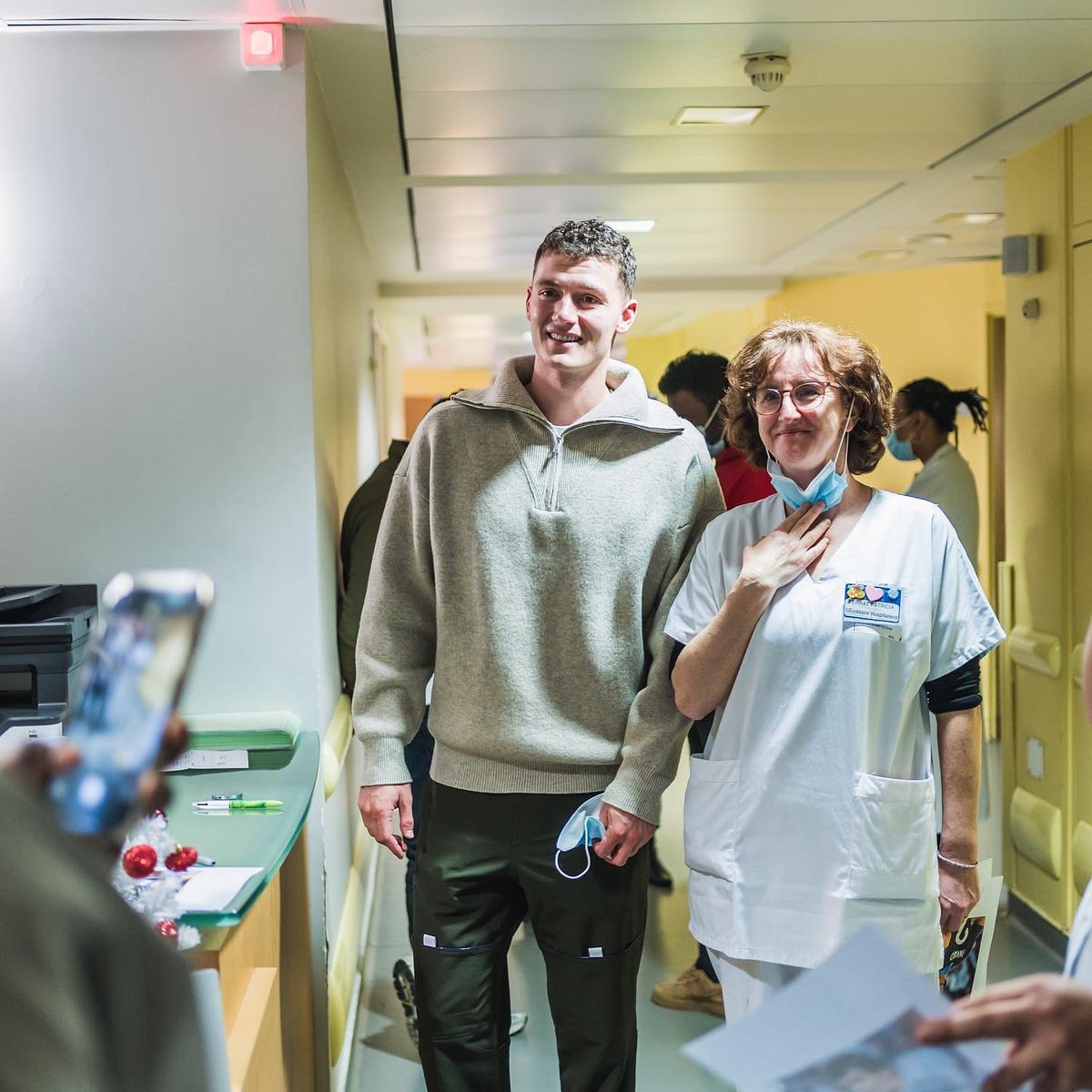 weareaida's tweet photo. Pour commencer l’année en beauté, on vous partage quelques photos de la visite surprise à @HopSaintLouis de notre super parrain, @BenPavard28 🥰
 Merci pour cet incroyable moment de partage avec les jeunes patients &amp; les soignants ! ❤️🤩
@ImmunoSLS @NicBoissel @nicolasrevel https://t.co/dzdsX7gy6k