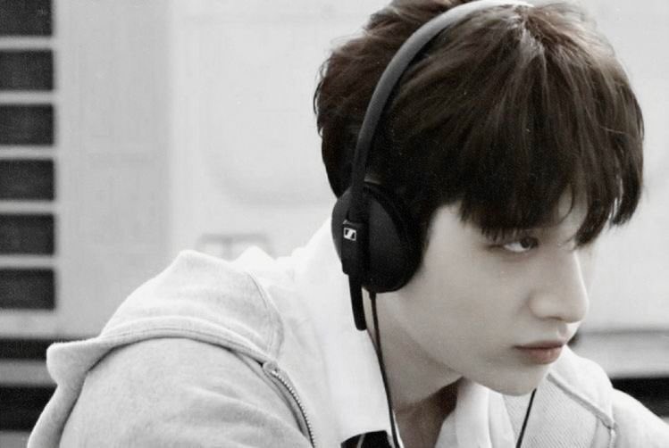jyeongin_'s tweet photo. tainted love.

— a #jeongchan au wherein Lev (Chan) a song writer and producer who wrote songs about Kalen (Jeongin) his singer for 3 years. https://t.co/yIRC7HDV5E