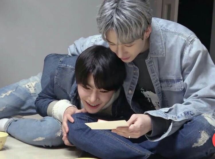 jyeongin_'s tweet photo. tainted love.

— a #jeongchan au wherein Lev (Chan) a song writer and producer who wrote songs about Kalen (Jeongin) his singer for 3 years. https://t.co/yIRC7HDV5E