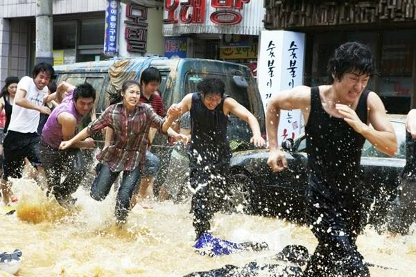 FrameCinema's tweet image. FrameCinema: revisamos el trepidante trabajo del popular director Yoon Je-Kyun (JK Youn), a través de la película de acción “Tsunami” (“Haeundae”), nada menos que uno de los blockbusters más taquilleros de Corea del Sur, en EL SABOR DE LA CATÁSTROFE: framecinema.blogspot.com/2016/10/el-sab…