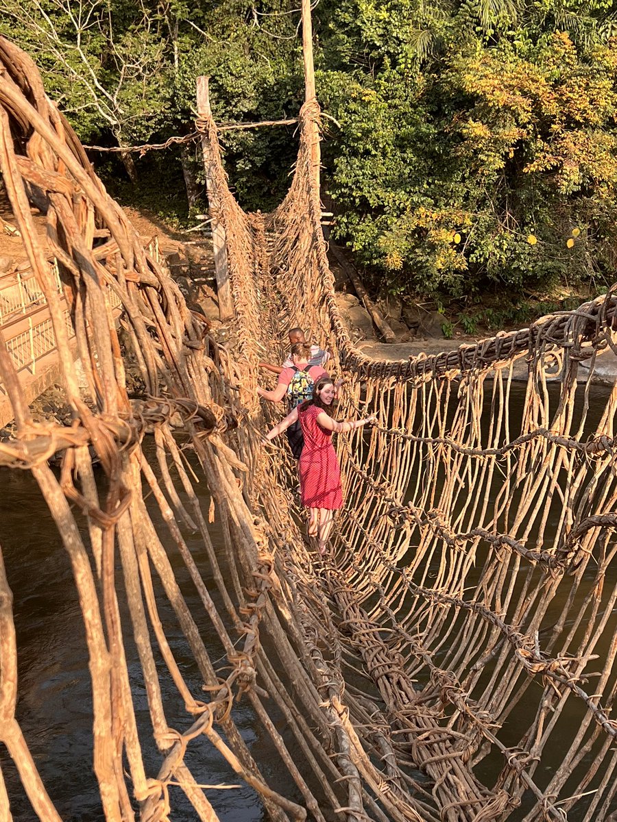 Encore une étrange ressemblance n’est-ce pas ? Promenade sur le pont de liane de la région de Man: ma mère il y a 40 ans, ma fille il y a 7 jours. Et celui-ci, c’est le même endroit? Quel savoir-faire incroyable en tous cas. Bonne année!