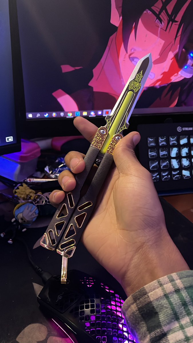 reholys's tweet photo. Since @PlayApex don’t wanna give me an heirloom, I’ll just get one irl! 😈 https://t.co/lmiXN1cpEV