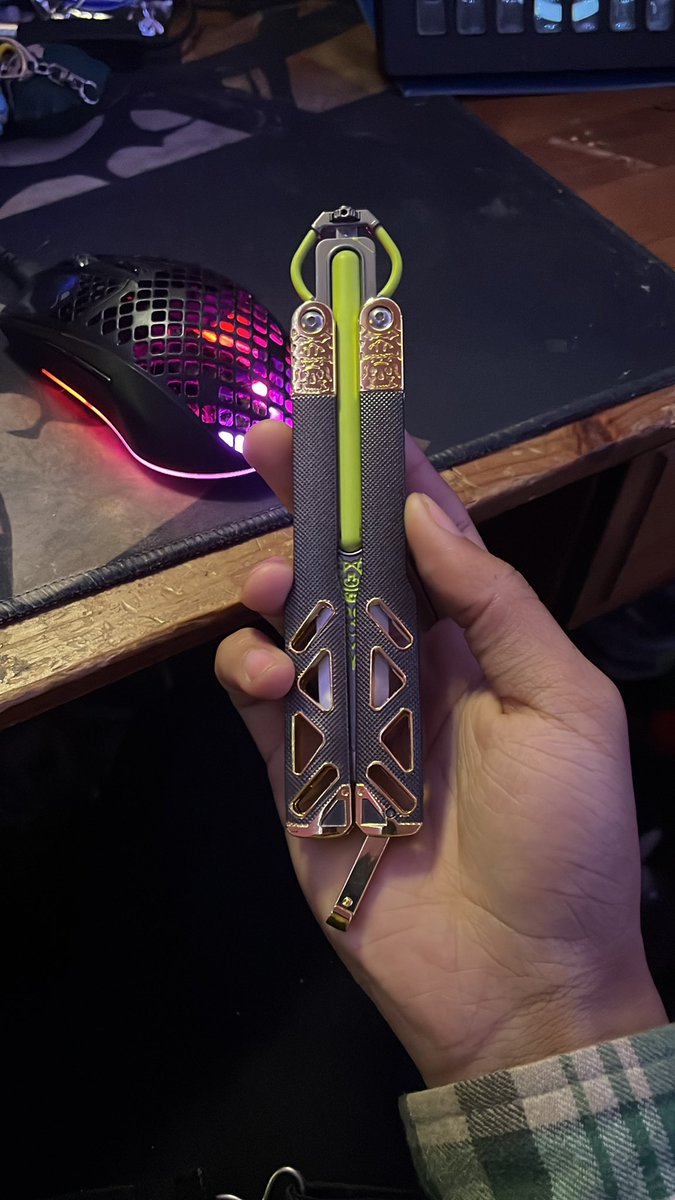 reholys's tweet photo. Since @PlayApex don’t wanna give me an heirloom, I’ll just get one irl! 😈 https://t.co/lmiXN1cpEV