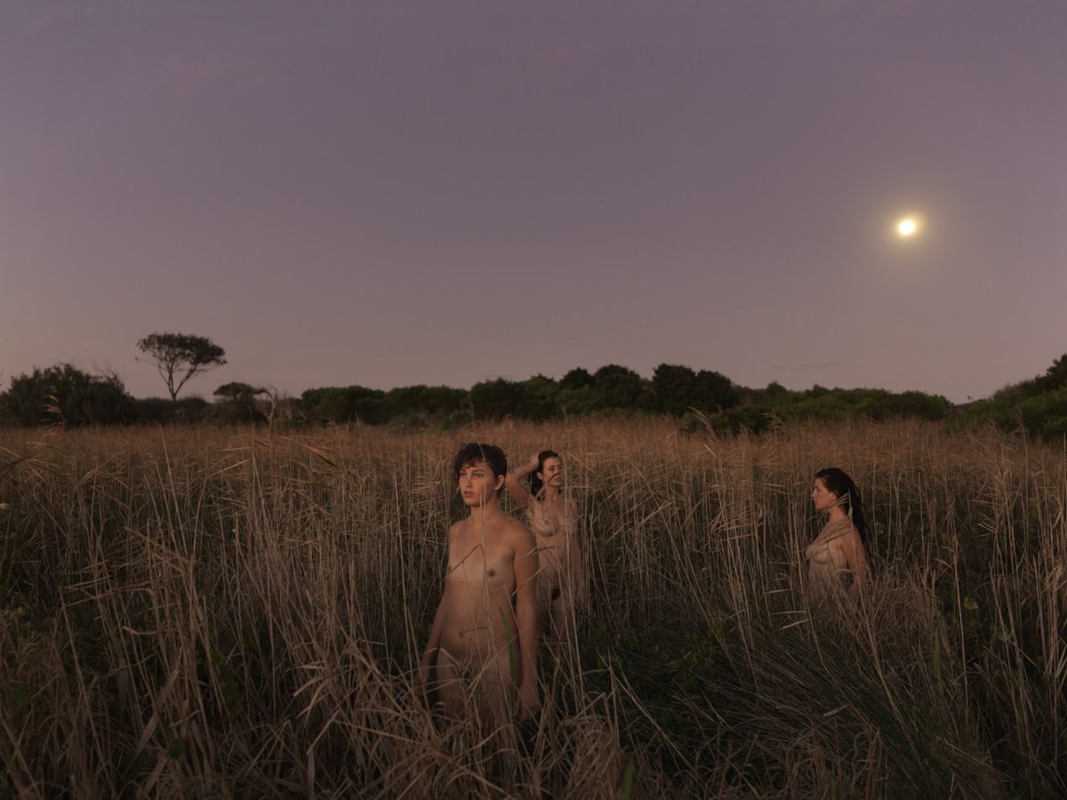 Rare photo d'un groupe de filles dans leur milieu naturel.

#TamaraDean