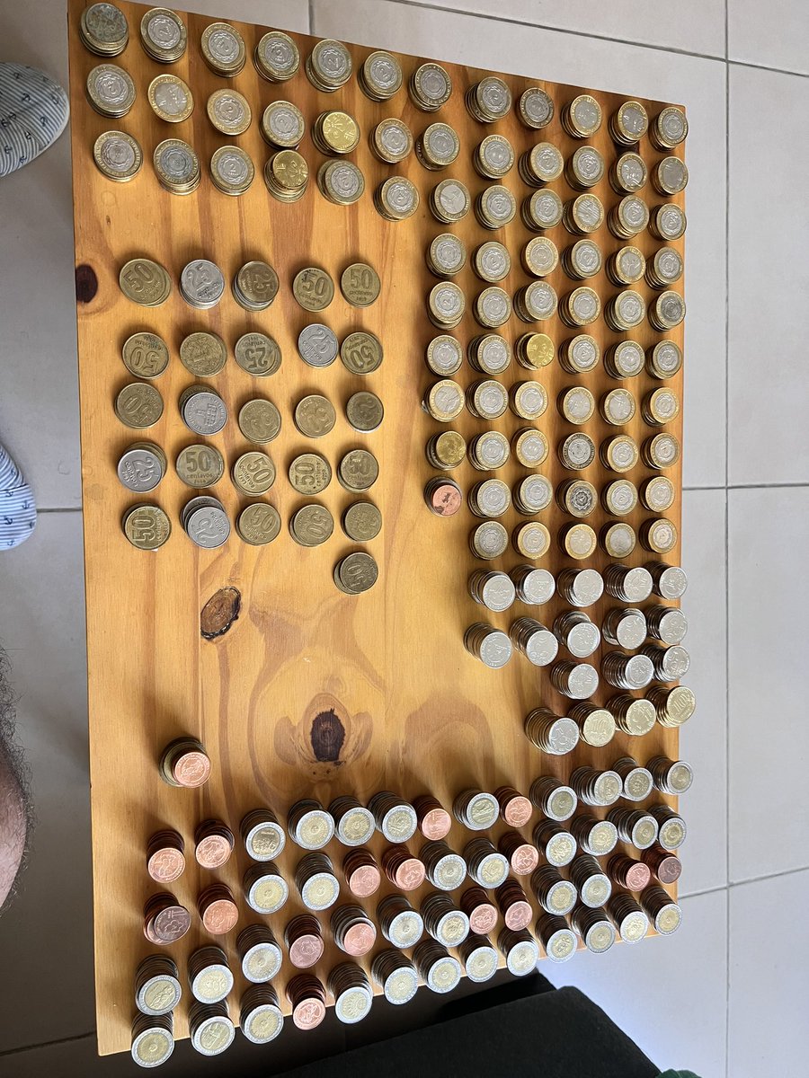 jonagonm's tweet photo. Quien me vende USD 6,86? 
Tenía un frasco con monedas, conté y solo habían 2376 pesos en monedas de varias denominaciones y no junto ni para comprar USD 10. 
La Argentina en la que vivimos. 
#Argentina https://t.co/pdTF6YUoDo