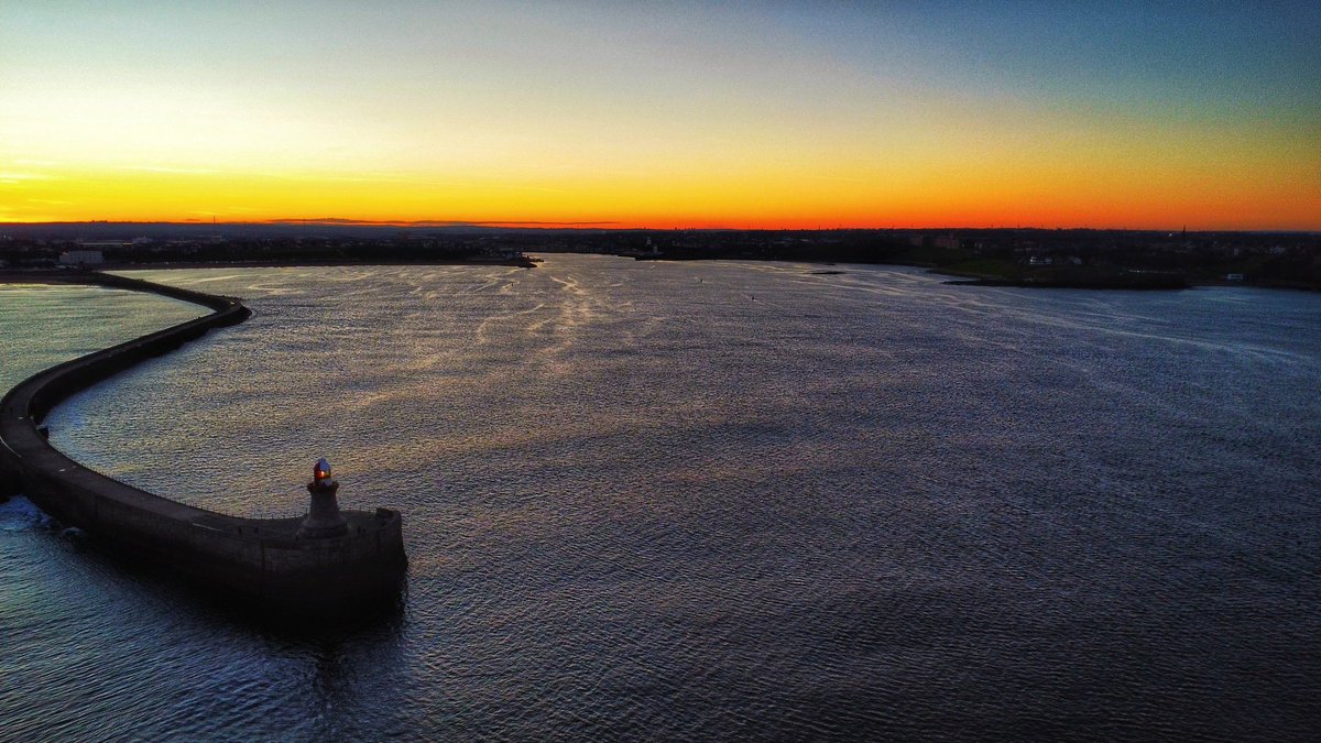 kevhopps's tweet photo. Sunset at South Shields Tonight #northeast #southshields #Tyne #tyneandwear #sunset @BBCLN @bbcnewcastle @bbcweather https://t.co/CoLJ6cCnFk