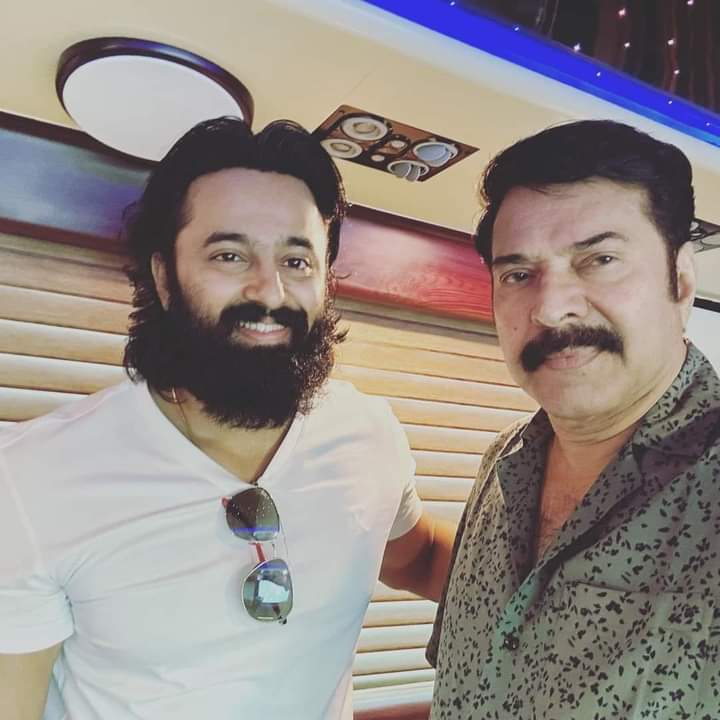 mammukk's tweet photo. 'മാളികപ്പുറം' വൻ ഹിറ്റ്; വിജയം ആഘോഷിച്ച് ടീം, മമ്മൂട്ടിയുടെ കാൽ തൊട്ട് നന്ദി പറഞ്ഞ് ഉണ്ണി മുകുന്ദൻ

#Mammukka #UnniMukundan #MegastarMammootty #Mammootty 

#ChristopherTeaser #Malikappuram https://t.co/wtbeGyQoqf