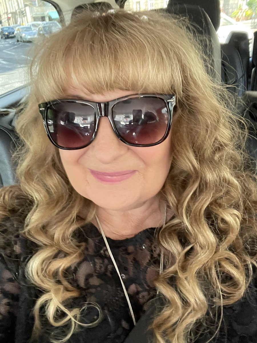 JaneyGodley's tweet photo. I miss my hair, I miss my ovaries and womb and I missed the symptoms of ovarian cancer don’t let that happen to you 
1. Bloating and swollen tummy
2. Feeling full before you eat 
3. Peeing too much 
4. Sore abdomen https://t.co/8y0l6h8Na7