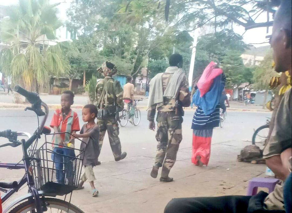 EllamellaMg's tweet photo. Stop this none sence, this Soldiers r Tigrayan Ethiopian.
#Demhit
ነጸላ ኤርትራውያን ድዩ ጠፊኡካ? ንዑ ኣብ መቐለ ቕበሩኒ ዝብል ጻውዒት ንሰራዊት ኤርትራ እንተኾይኑ፡ ንሕና ኣይጥዕመናን እዩ። እንተ እቶም ዝርኣዩኻ ዘለዉ ተጋደልቲ #ደምሒት ግን እንድዒ ! https://t.co/crytBYpeCE