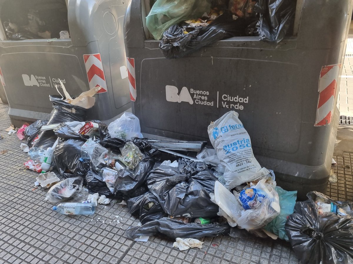 Pulinab's tweet photo. @gcba @horaciorlarreta un asco la puerta de mi casa, no hay día ni hora del día en que esto no ocurra. Es un desastre. Tal vez habría que revisar el sistema de estos tachos no??? Esto es Marcelo t de Alvear casi Carlos Pellegrini. Un asco total!!! https://t.co/tC73ByZHE8