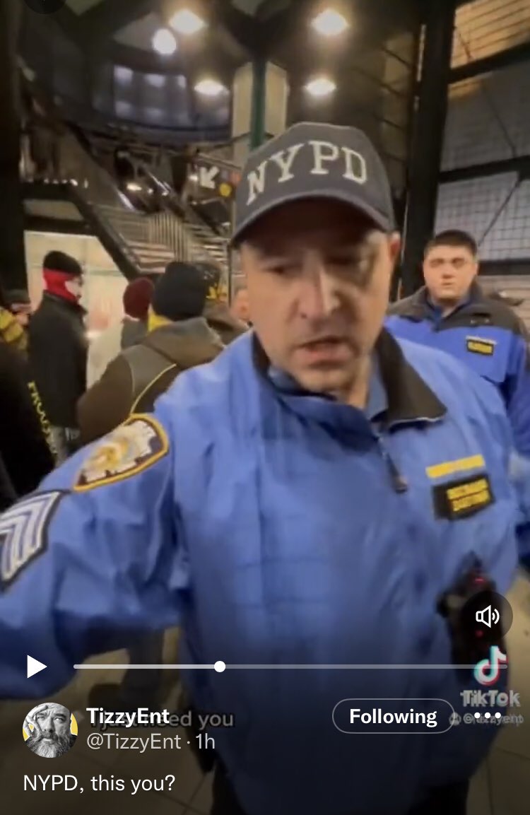 anetworker5's tweet photo. @TizzyEnt Someone knows who this NYPD officer is https://t.co/oLfJ0hGM2E