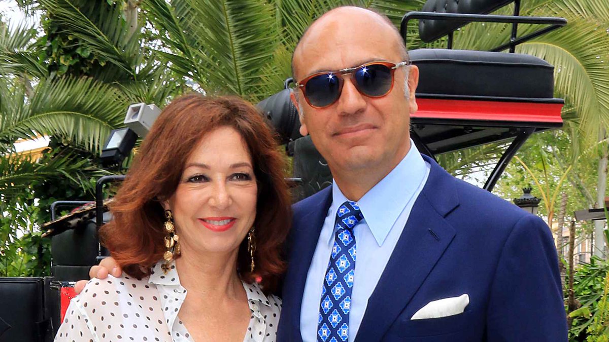 FonsiLoaiza's tweet photo. Juan Muñoz es el marido de Ana Rosa Quintana, contrató al excomisario Villarejo en las cloacas del Estado y llegó a un pacto con Fiscalía para eludir la cárcel. Acaba de dar un pelotazo urbanístico por 12M€ con su grupo inversor en El Palmar, una de las playas vírgenes de Cádiz. https://t.co/mjgnuAxhdN