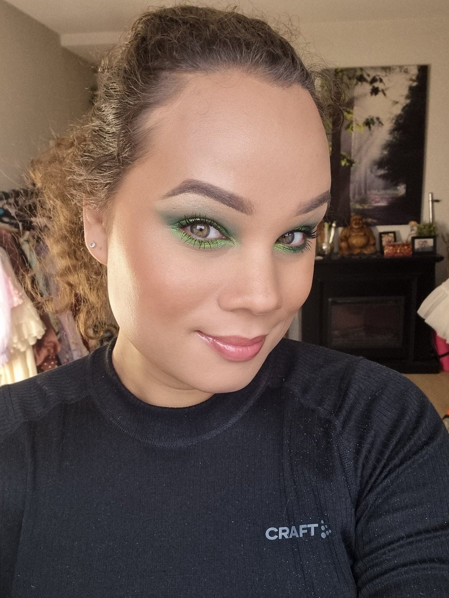 KimikoUniverse's tweet photo. Absolutely in love with the Lightwork IV palette by @DanessaMyricks this multichrome green shade shifts to blue and gold.
Shade: escapism
What shade should I do next?

#multichrome #danessamyricks #dmb #green #blue #gold #transcendence https://t.co/Y22TlxGMWz