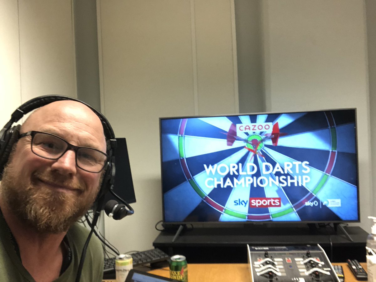 Forrygende start på aftenens semi’er 🎯🎯🎯 
#lovethedarts