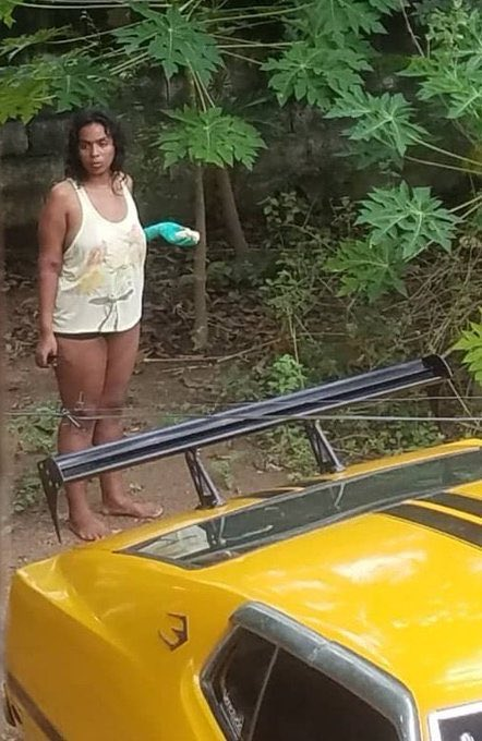 Esta mujer dice estar perdida, se encuentra en San Félix,según ella es de Puerto Ordaz,estado Bolívar.
Tomo ropa ajena para vestirse.
Se le busca a sus familiares o conocidos que reporten la novedad.
