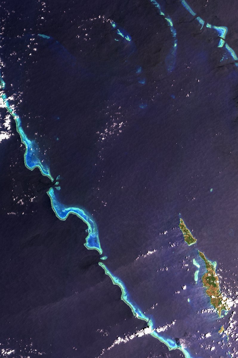 Zoom sur le lagon nord de #NouvelleCalédonie, à lui seul plus du tiers de la superficie des lagons de Nouvelle-Calédonie patrimoine de l' <a href="/UNESCO_fr/">UNESCO en français</a>  (50 km de large et 170 km de long, avec une surface estimée à 8400 km2. A droite en bas, l'île Art.
Par Sentinel2 &amp; <a href="/Agence97px/">97px | IMAGE OUTREMER</a>