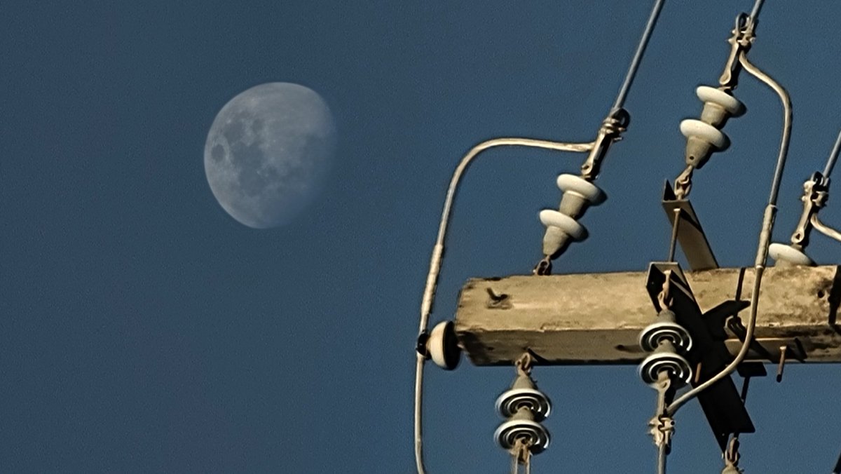 Hermosa luna lucida en el hermoso azul que destella el hermoso día que Dios nos regala. <a href="/DeborahTiempo/">Deborah Martorell</a> <a href="/EliRobainaTV/">Elizabeth Robaina</a> <a href="/zamiratv/">Zamira Mendoza</a> <a href="/adamonzon/">Ada Monzón</a> <a href="/rcortestv2/">Roberto Cortes T2</a>