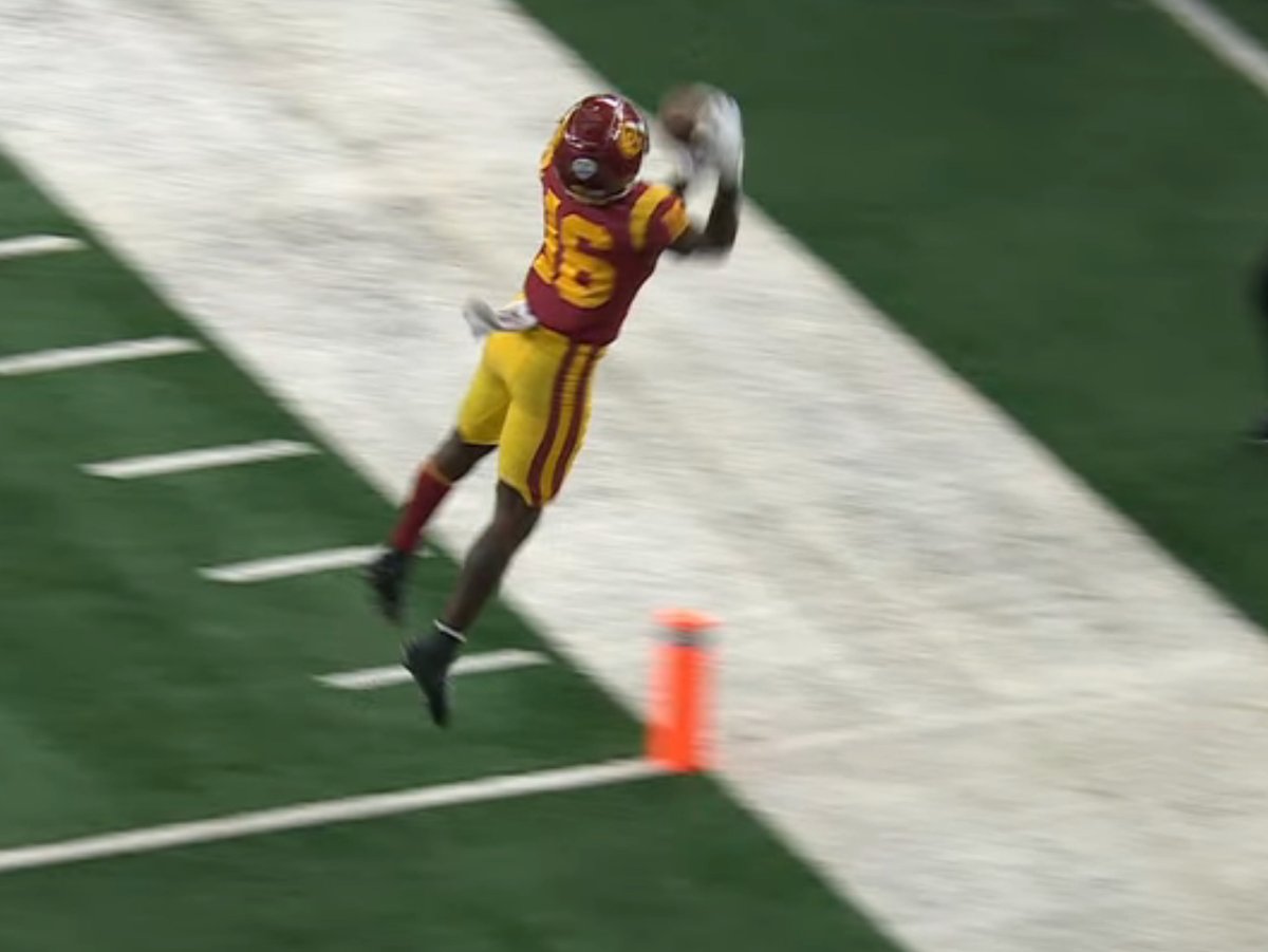 CorkGaines's tweet photo. This is a weird one. The pylon is SUPPOSED to be out of bounds, but they had it in the wrong spot. Somebody set it up inbounds. #USC #Tulane https://t.co/bzCIGXVW6r