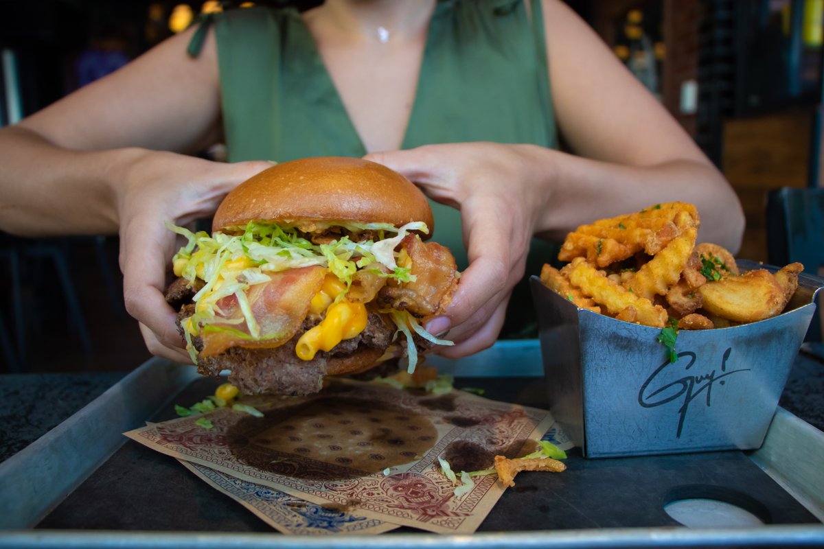 TheLINQ's tweet photo. First, we eat. Then, we do everything else. @GuyFieri  #LINQlife https://t.co/qeXPWydn8i