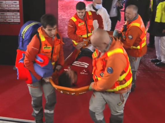 RMCsport's tweet photo. 🙏 Terriblement inquiétant. Terrier hurle de douleur. Son genou est resté planté dans la pelouse, cela semble très grave. Grosse force à ce splendide joueur. 

https://t.co/zXu43yZVU7 https://t.co/rCcrNcPH6y