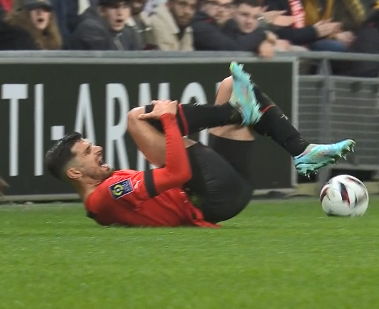 RMCsport's tweet photo. 🙏 Terriblement inquiétant. Terrier hurle de douleur. Son genou est resté planté dans la pelouse, cela semble très grave. Grosse force à ce splendide joueur. 

https://t.co/zXu43yZVU7 https://t.co/rCcrNcPH6y
