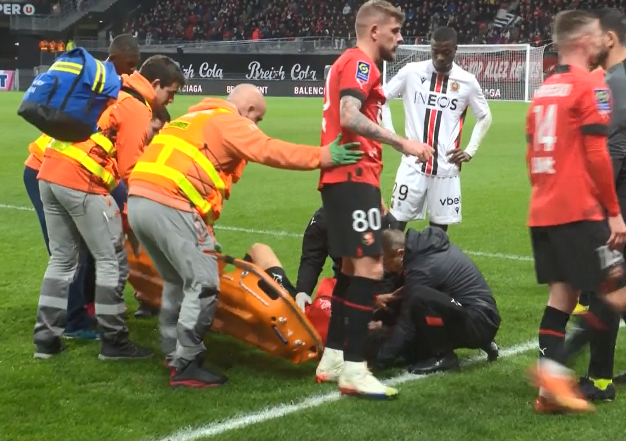 RMCsport's tweet photo. 🙏 Terriblement inquiétant. Terrier hurle de douleur. Son genou est resté planté dans la pelouse, cela semble très grave. Grosse force à ce splendide joueur. 

https://t.co/zXu43yZVU7 https://t.co/rCcrNcPH6y