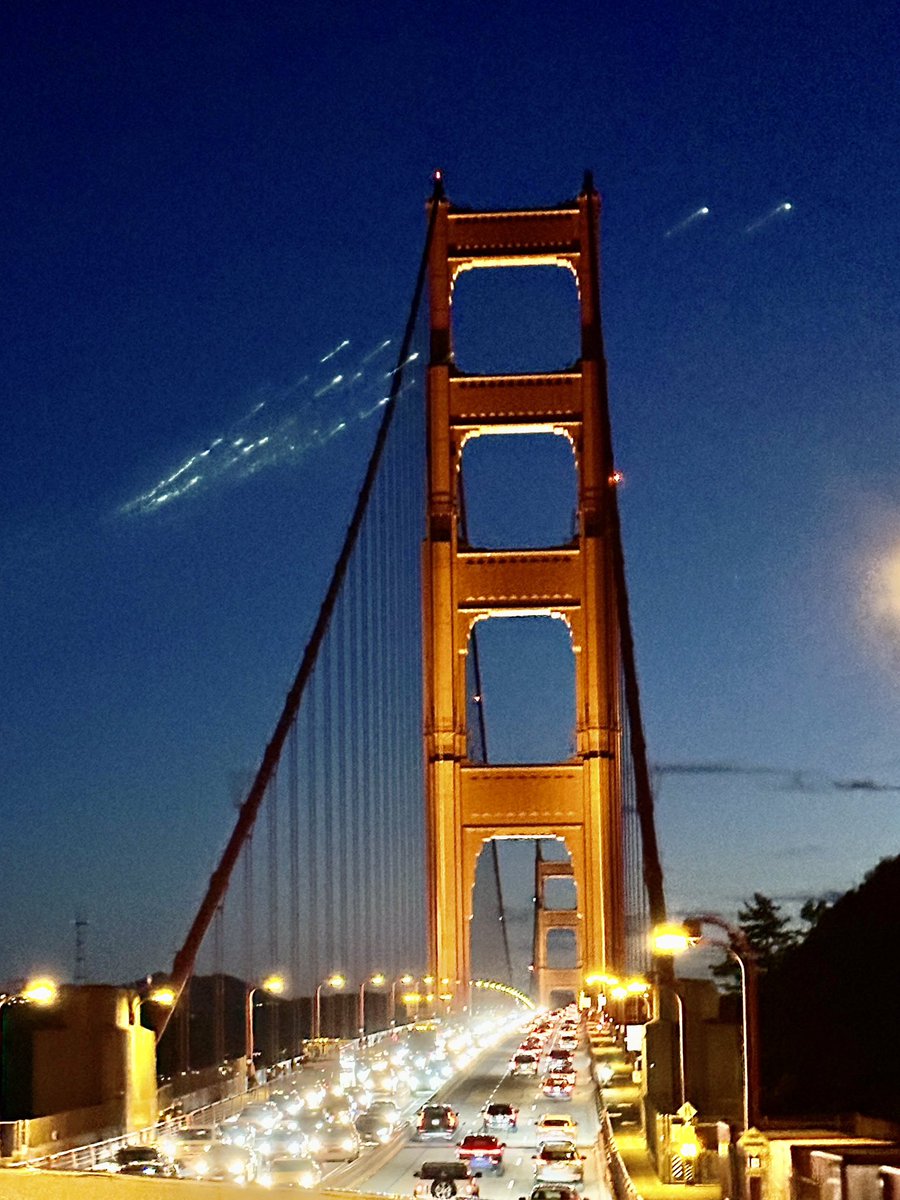 TonyJScott's tweet photo. @sfchronicle Was this a meteor I captured last night? #NewYearsDay2023 #SanFrancisco #GoldenGateBridge https://t.co/PQUQvx0oxj