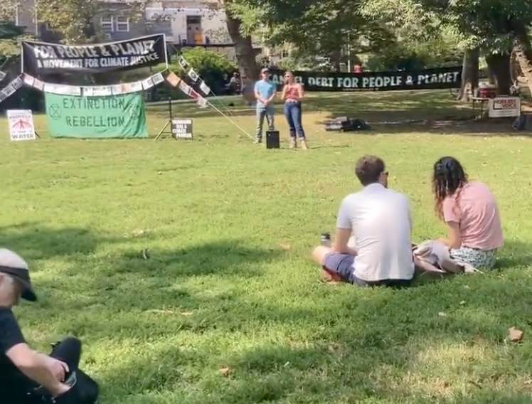 Our Third and Final Part of the #RebellionRewind2022! Starting off with our September Team Up with @WorkersVoice_US. Together we held a teach-in @ Clark Park about building a mass movement of workers and activists to fight for a just transition away from fossil fuels 🧵