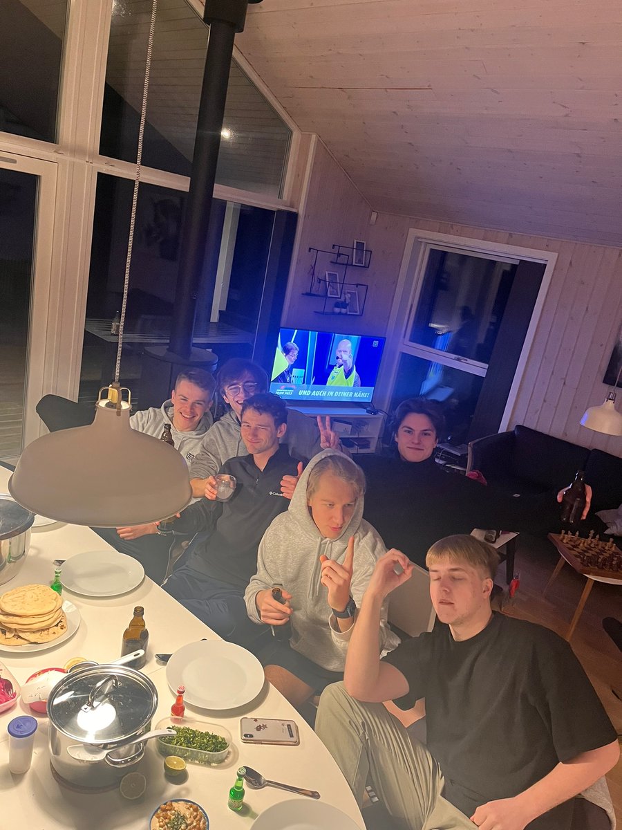 0leonnoel0's tweet photo. Essen muss warten für die #DartsWM !!🤝🍻 #Dartzn @ElmarPaulke @rodriguez_rusty https://t.co/oggorttcfm