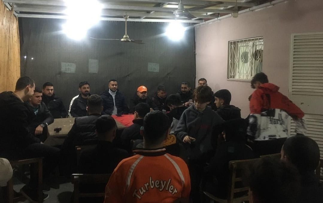 azizkacar_'s tweet photo. Bugün ki durağımız 2000 Evler/Belediye Evleri mahallesi’ydi.Kardeşlerimizle Adanaspor ve Grubumuz’la ilgili sohbet ettik.Toplantıyı organize eden  İhsan Konuş ağabeyimiz , Mehmet Mert kardeşimiz ve Asabiler oluşumuna teşekkür ederiz.

Biz büyük bir “AİLEYİZ”. 
@turbeylerresmi https://t.co/jU53ChRFme