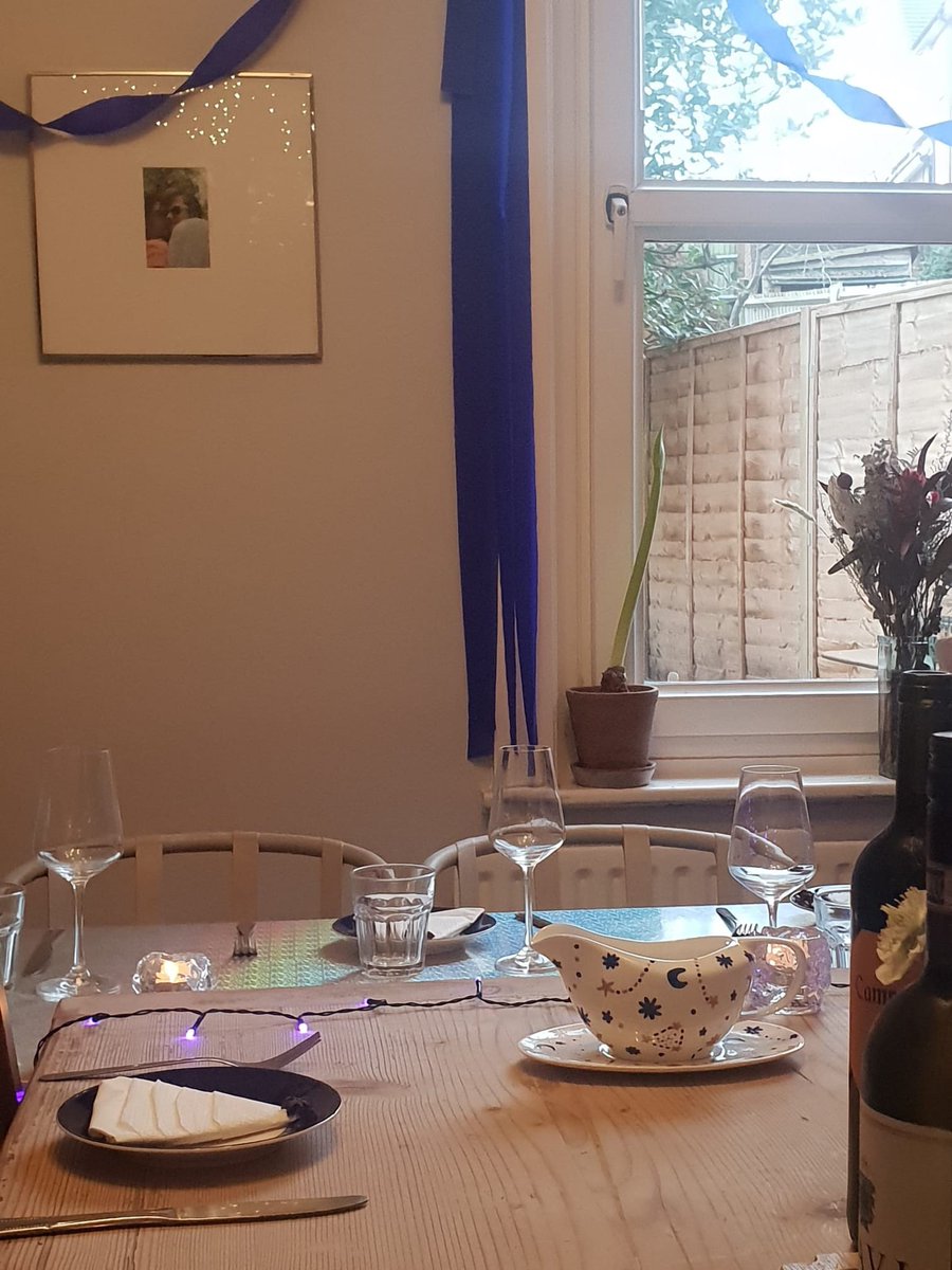 HandDrawnWorld_'s tweet photo. Pleased to share this photo a lovely customer sent me of my hand drawn porcelain gravy jug on her festive table 🌌
#EtsyStarSeller #MHHSBD #EtsyUK #gravy #festivetable #NewYear https://t.co/a1BXuhqT3n