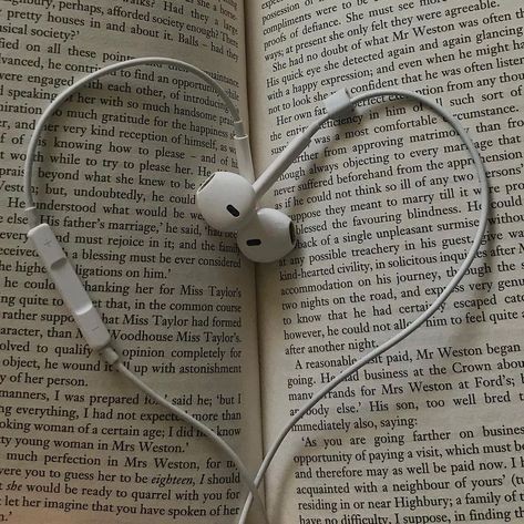 mitskarts's tweet photo. 𓂃𖥻 livros lidos em 2023; a thread; 🍂

 " — a felicidade é o preço do
                             pensamento 
                                profundo. " https://t.co/eMZqwRYg7I