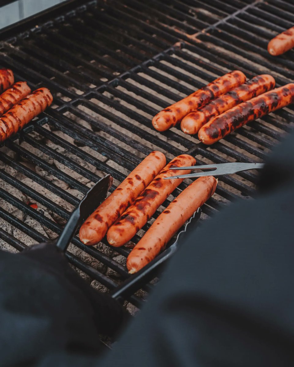 Sahlens's tweet photo. Light the the grill, bust out the tongs & roast those #DogsDoneRight to start your #newyear right. The #Smokehouse flavor doesn’t get hotter than that! 🔥 https://t.co/VJmCqpCETO