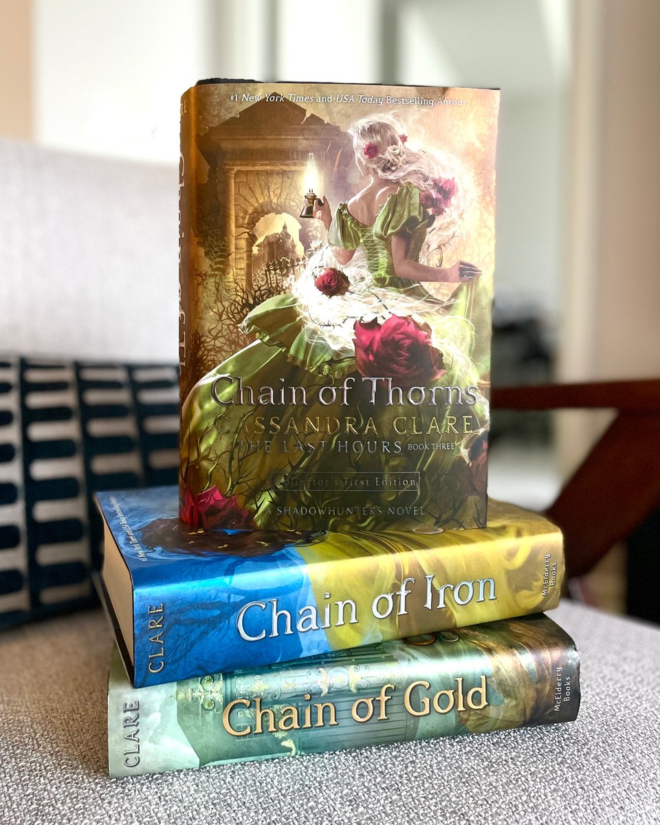 simonteen's tweet photo. It's officially #ChainOfThorns month!!! Are you ready to return to London? #Shadowhunters #TheLastHours #ChainOfGold #ChainOfIron #CassandraClare @ShadowhunterBks @cassieclare https://t.co/cdO0DrbdQ1