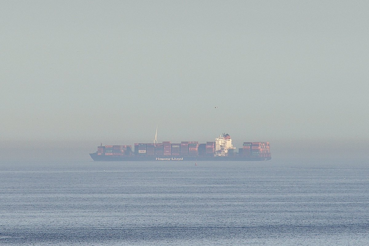 johnmorgan726's tweet photo. At anchor flying the flag of the United States πΊπΈ the HUDSON EXPRESS, IMO:9349564 due into Norfolk, Virginia tomorrow afternoon at 13:00 π. #HapagLloyd #ContainerShip #HudsonExpress #ShipsInPics https://t.co/Xk41060avY