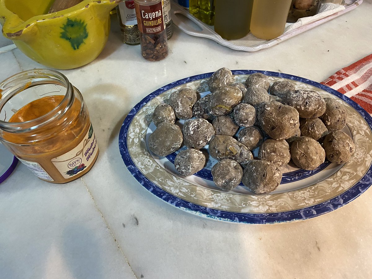 pilar51's tweet photo. Pues hoy, brindo por el Nuevo Año, con una receta que adoro y que aprendí en los años que tuve la suerte de vivir en una tierra, de la cual guardo recuerdos impagables. !Papas arrugas con mojo picón!. No hará falta que diga donde. #PapaBonita #MojoPicon https://t.co/feE42P9Eif