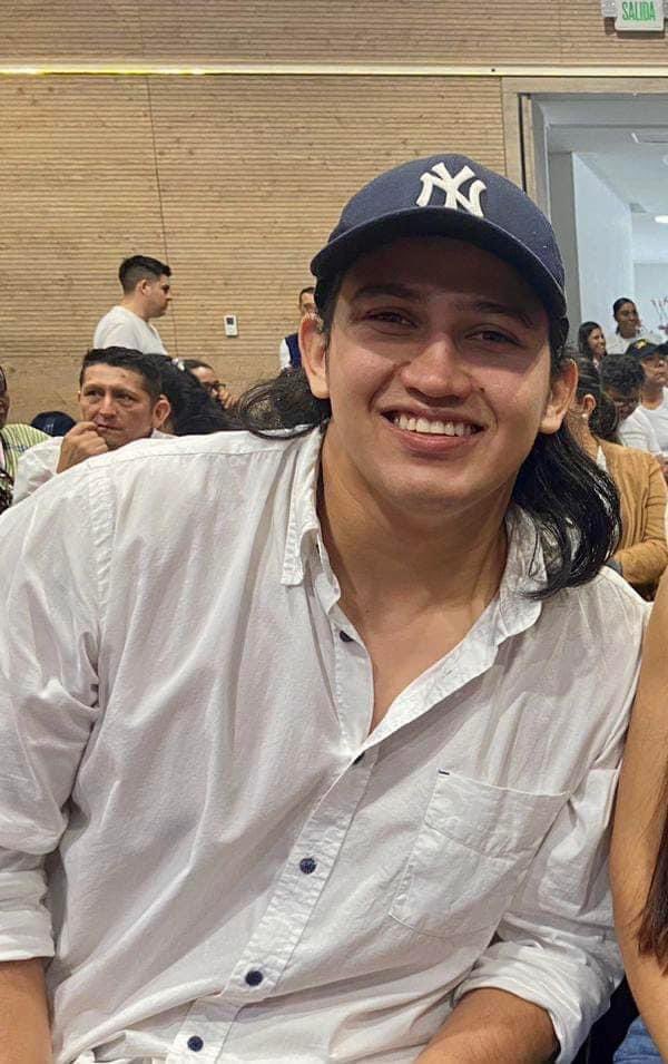 vladimir_olaya's tweet photo. 🎗️Un joven lleno de sueños, con un gran sentido de pertenencia por nuestra patria 🇨🇴 y Casanare 🇧🇫
Mi #SentidoPesame a la familia de nuestro amigo Héctor Julian Rodríguez Dávila.
Dios lo tenga a su diestra por toda la eternidad 🕊️
@CeDemocratico https://t.co/JPmCs1ktck