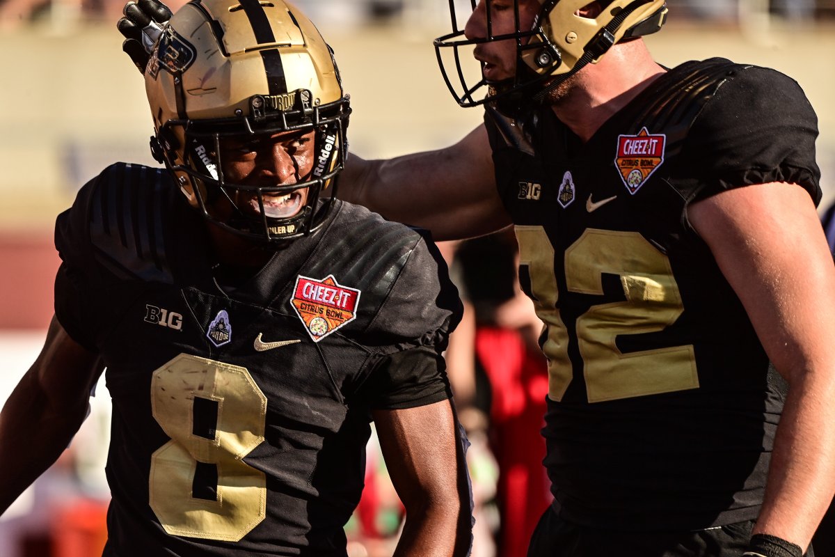 BoilerFootball's tweet photo. 👨‍🍳 @the_tj2 still serving it up for the 𝐁𝐎𝐈𝐋𝐄𝐑𝐒. 16-yard TD reception from Alaimo gets Purdue on the board. 

@CitrusBowl | #BoilerUp https://t.co/3JRlE5poSD